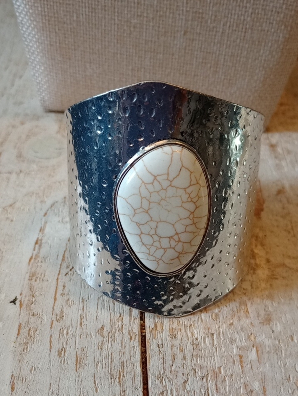 paparazzi Silver Hammered Cuff with Cream Veined Stone